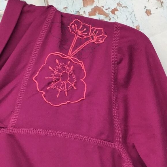 L.L. Bean Woman’s Athletics Shirt XS Emboirderd hoodie Pink Polyester Spandex - Picture 11 of 12